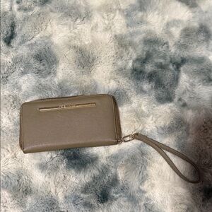 Steve Madden Metallic Gray Wristlet